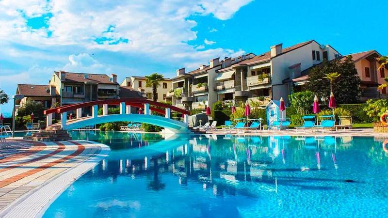 Apartment With Garden And Grill - Green Residence Sirmione デセンツァーノ・デル・ガルダ エクステリア 写真