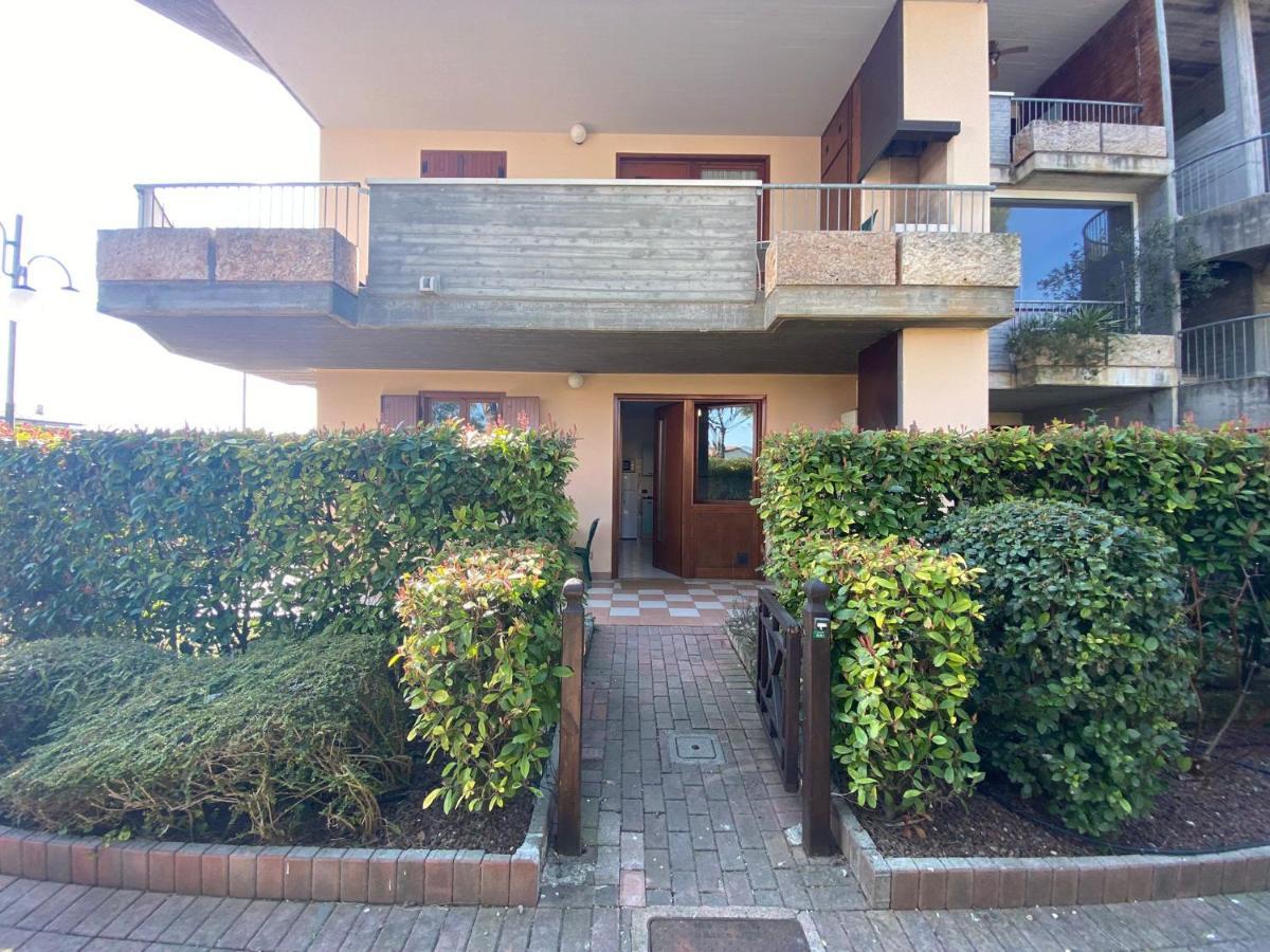 Apartment With Garden And Grill - Green Residence Sirmione デセンツァーノ・デル・ガルダ エクステリア 写真