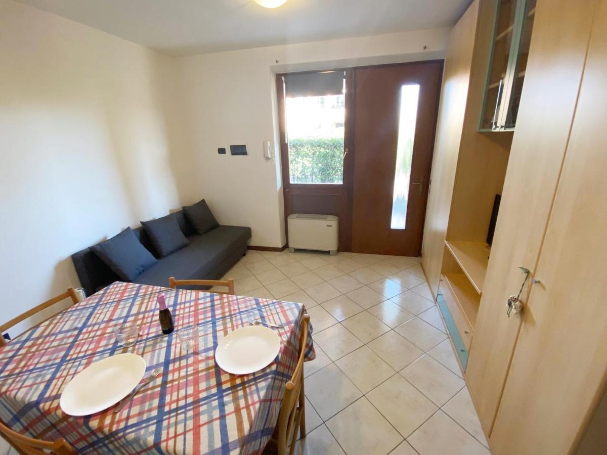 Apartment With Garden And Grill - Green Residence Sirmione デセンツァーノ・デル・ガルダ エクステリア 写真