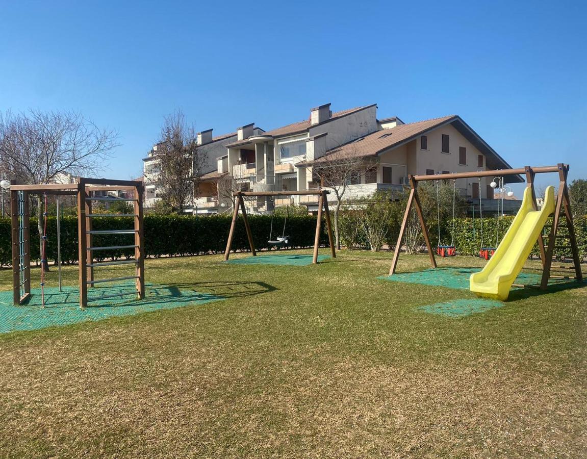 Apartment With Garden And Grill - Green Residence Sirmione デセンツァーノ・デル・ガルダ エクステリア 写真