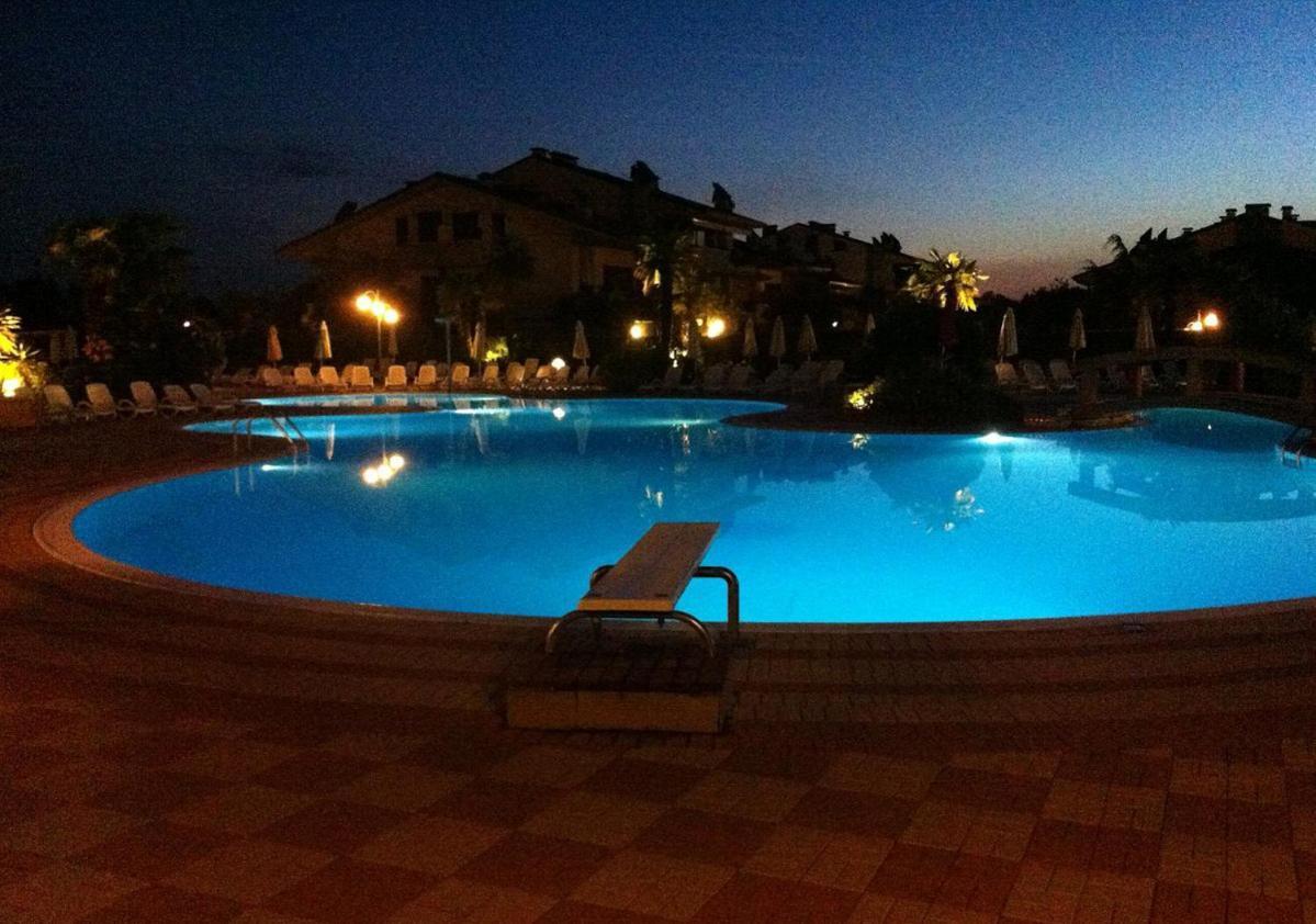 Apartment With Garden And Grill - Green Residence Sirmione デセンツァーノ・デル・ガルダ エクステリア 写真