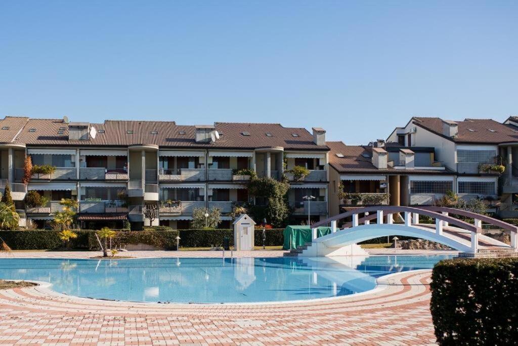 Apartment With Garden And Grill - Green Residence Sirmione デセンツァーノ・デル・ガルダ エクステリア 写真
