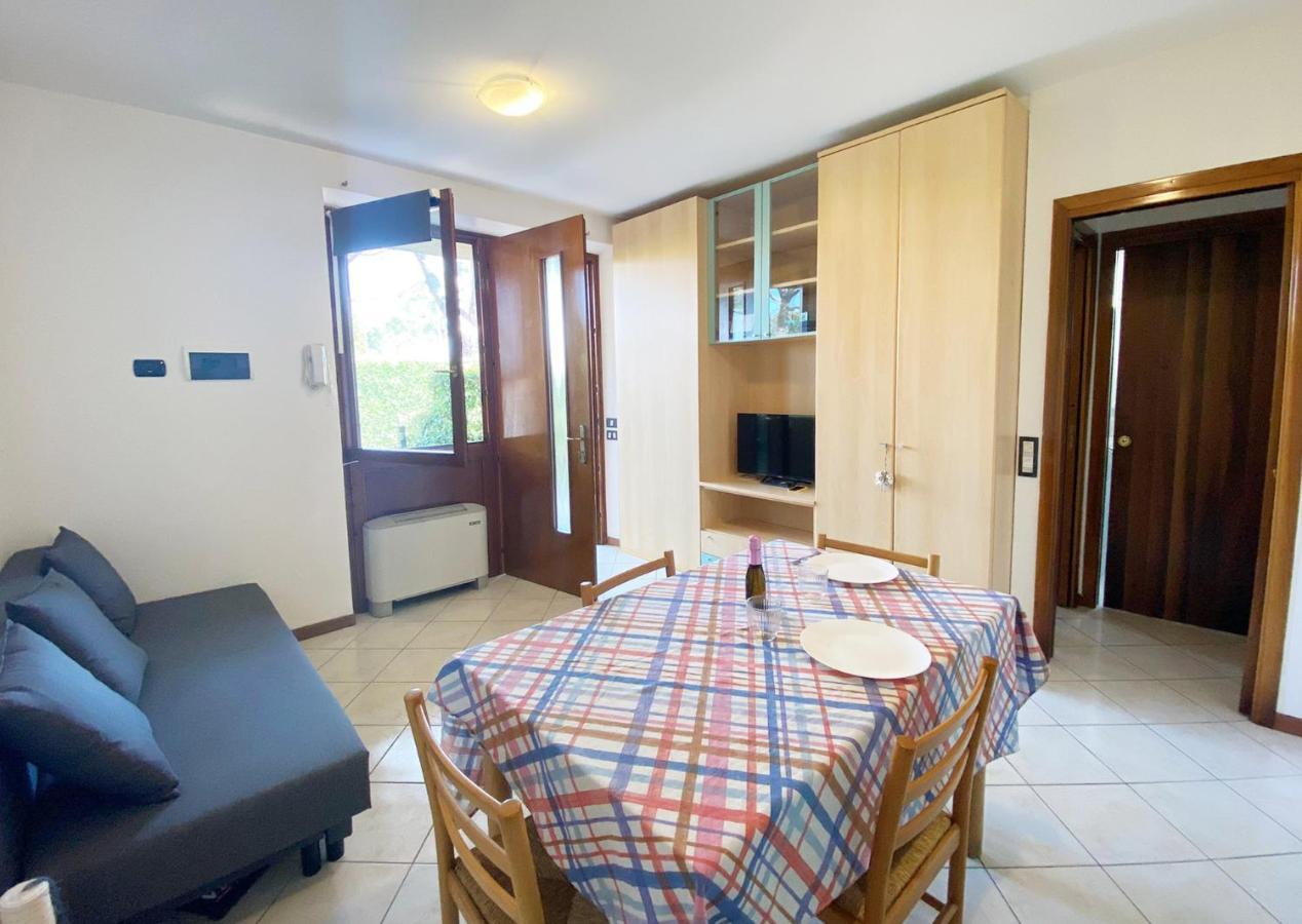 Apartment With Garden And Grill - Green Residence Sirmione デセンツァーノ・デル・ガルダ エクステリア 写真